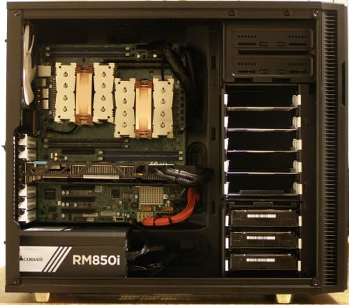 Dvouprocesorová výpočetní stanice v nenápadné odhlučněné skříni