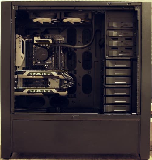 Extrémně výkonný herní počítač připravený na další upgrade