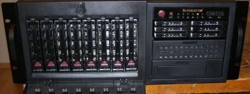 Dvouprocesorový server s dvěma diskovými poli