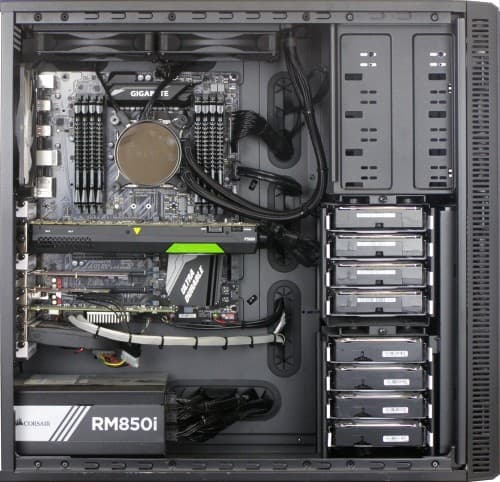 Výkonná pracovní stanice pro CPU výpočty a profesionální grafiku s třemi diskovými poli