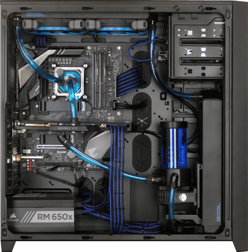 Extrémně výkonný herní počítač laděný do modra s podsvícením.